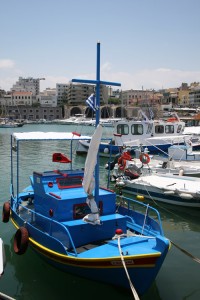 Puerto de Herakleion, con las bóvedas de los arsenales venecianos de fondo